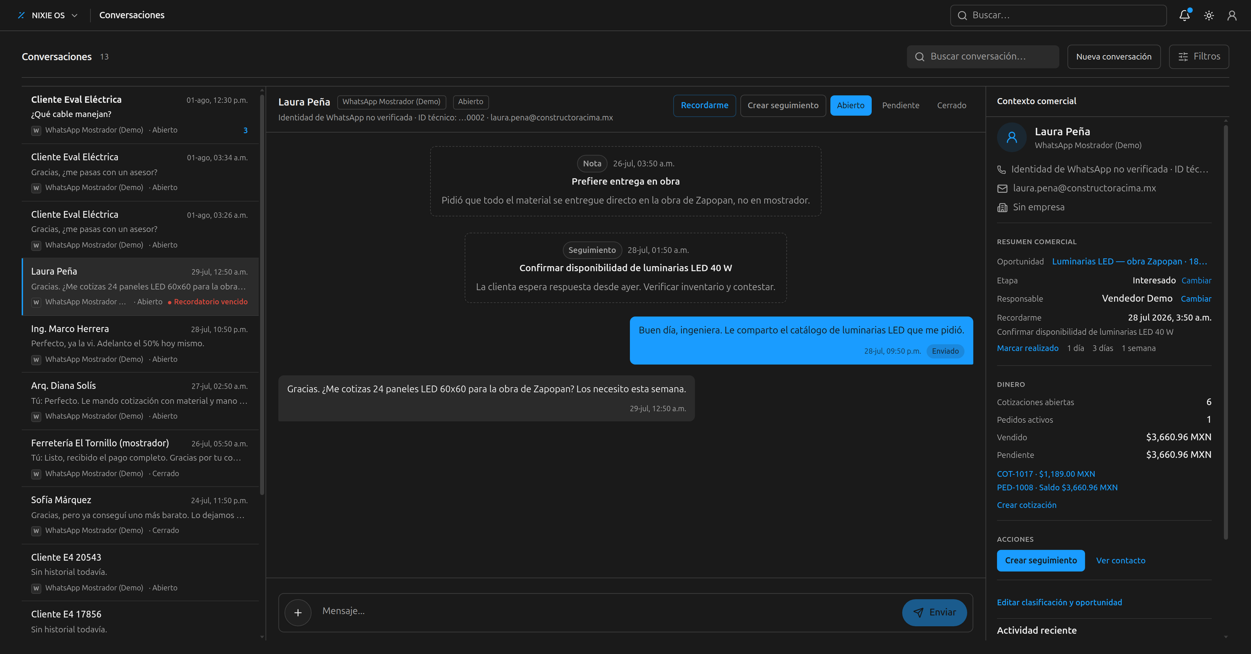 Nixie: conversaciones de WhatsApp con notas y seguimientos en el hilo y el contexto comercial al lado.